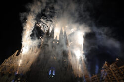 BARCELONA, 10/06/2026.- El papa León XIV asiste a un gran espectáculo de luz en homenaje a Antonio Gaudí, tras bendecir la Torre de Jesús al finalizar la misa celebrada en la Sagrada Familia, este miércoles en Barcelona dentro de la visita oficial del Papa a España. EFE/Alberto Estévez