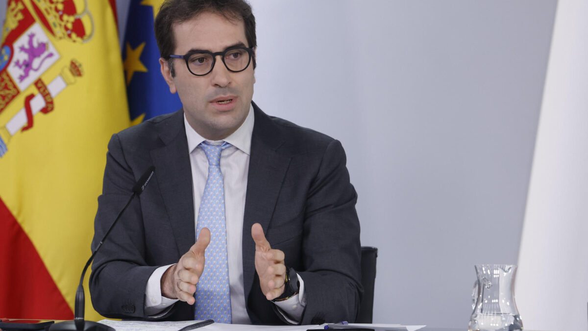 MADRID, 29/06/2026.- El vicepresidente primero y ministro de Economía, Carlos Cuerpo, durante la rueda de presa posterior a la reunión excepcional del Consejo de Ministros, este lunes en Moncloa, para aprobar un decreto ley que prorroga durante tres meses las medidas del llamado escudo social con el que el Gobierno quiere mitigar los efectos de la guerra de Irán en empresas y ciudadanos por la subida de precios y costes. EFE/ Javier Lizon