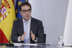 MADRID, 29/06/2026.- El vicepresidente primero y ministro de Economía, Carlos Cuerpo, durante la rueda de presa posterior a la reunión excepcional del Consejo de Ministros, este lunes en Moncloa, para aprobar un decreto ley que prorroga durante tres meses las medidas del llamado escudo social con el que el Gobierno quiere mitigar los efectos de la guerra de Irán en empresas y ciudadanos por la subida de precios y costes. EFE/ Javier Lizon