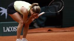 Maja Chwalisnka tras ganar en cuartos de final de Roland Garros. EFE