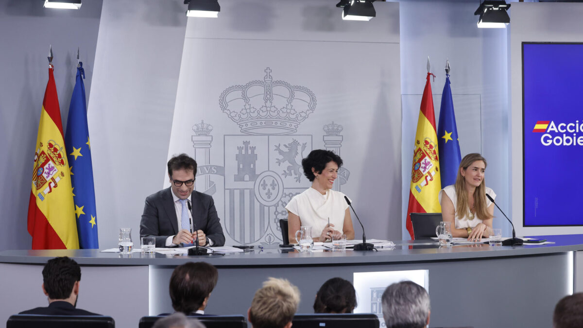 MADRID, 29/06/2026.- La ministra de Inclusión, Seguridad Social y Migraciones y portavoz, Elma Saiz (c), el vicepresidente primero y ministro de Economía, Carlos Cuerpo, y la vicepresidenta tercera y ministra para la Transición Ecológica y el Reto Demográfico, Sara Aagesen, durante la rueda de presa posterior a la reunión excepcional del Consejo de Ministros, este lunes en Moncloa, para aprobar un decreto ley que prorroga durante tres meses las medidas del llamado escudo social con el que el Gobierno quiere mitigar los efectos de la guerra de Irán en empresas y ciudadanos por la subida de precios y costes. EFE/ Javier Lizon