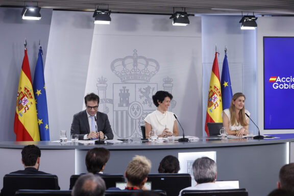 MADRID, 29/06/2026.- La ministra de Inclusión, Seguridad Social y Migraciones y portavoz, Elma Saiz (c), el vicepresidente primero y ministro de Economía, Carlos Cuerpo, y la vicepresidenta tercera y ministra para la Transición Ecológica y el Reto Demográfico, Sara Aagesen, durante la rueda de presa posterior a la reunión excepcional del Consejo de Ministros, este lunes en Moncloa, para aprobar un decreto ley que prorroga durante tres meses las medidas del llamado escudo social con el que el Gobierno quiere mitigar los efectos de la guerra de Irán en empresas y ciudadanos por la subida de precios y costes. EFE/ Javier Lizon
