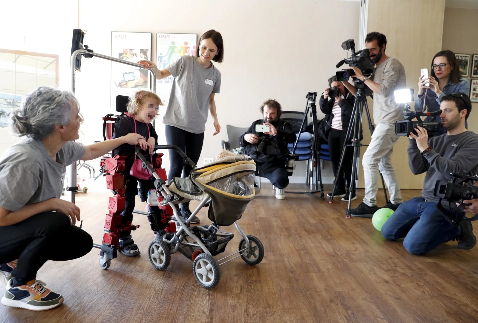 Danela prueba el exoesqueleto pediátrico en la sede de Aspace. EFE Juan Herrero