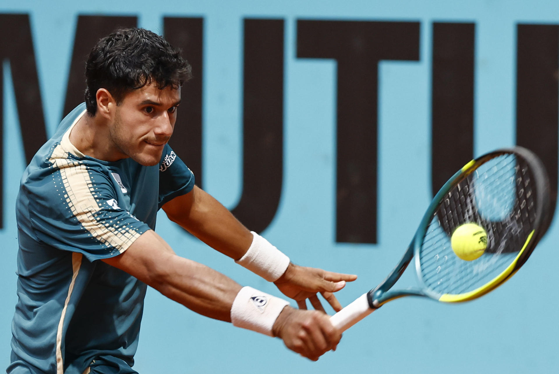 MADRID, 27/04/2026.- El tenista paraguayo Daniel Vallejo se enfrenta al italiano Flavio Cobolli en los dieciseisavos de final del Mutua Madrid Open, este lunes en la Caja Mágica de la capital española. EFE/ Sergio Pérez