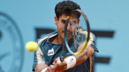 MADRID, 27/04/2026.- El tenista paraguayo Daniel Vallejo se enfrenta al italiano Flavio Cobolli en los dieciseisavos de final del Mutua Madrid Open, este lunes en la Caja Mágica de la capital española. EFE/ Sergio Pérez