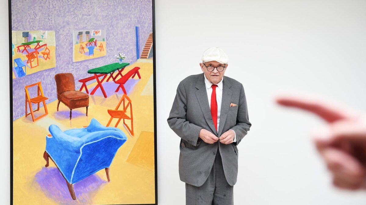 Una fotografía de archivo muestra al artista británico David Hockney posando en una exposición de su obras. EFE/EPA/ANDY
