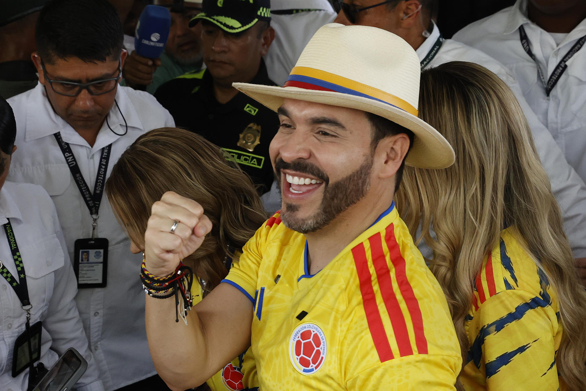 El candidato a la presidencia de Colombia Abelardo de la Espriella reacciona este domingo, en Barranquilla (Colombia). El ultraderechista de la Espriella ganó en segunda vuelta las elecciones presidenciales en Colombia al obtener 12,9 millones de votos, una estrecha diferencia de 255.001 papeletas sobre el izquierdista Iván Cepeda.EFE/ Mauricio Dueñas Castañeda