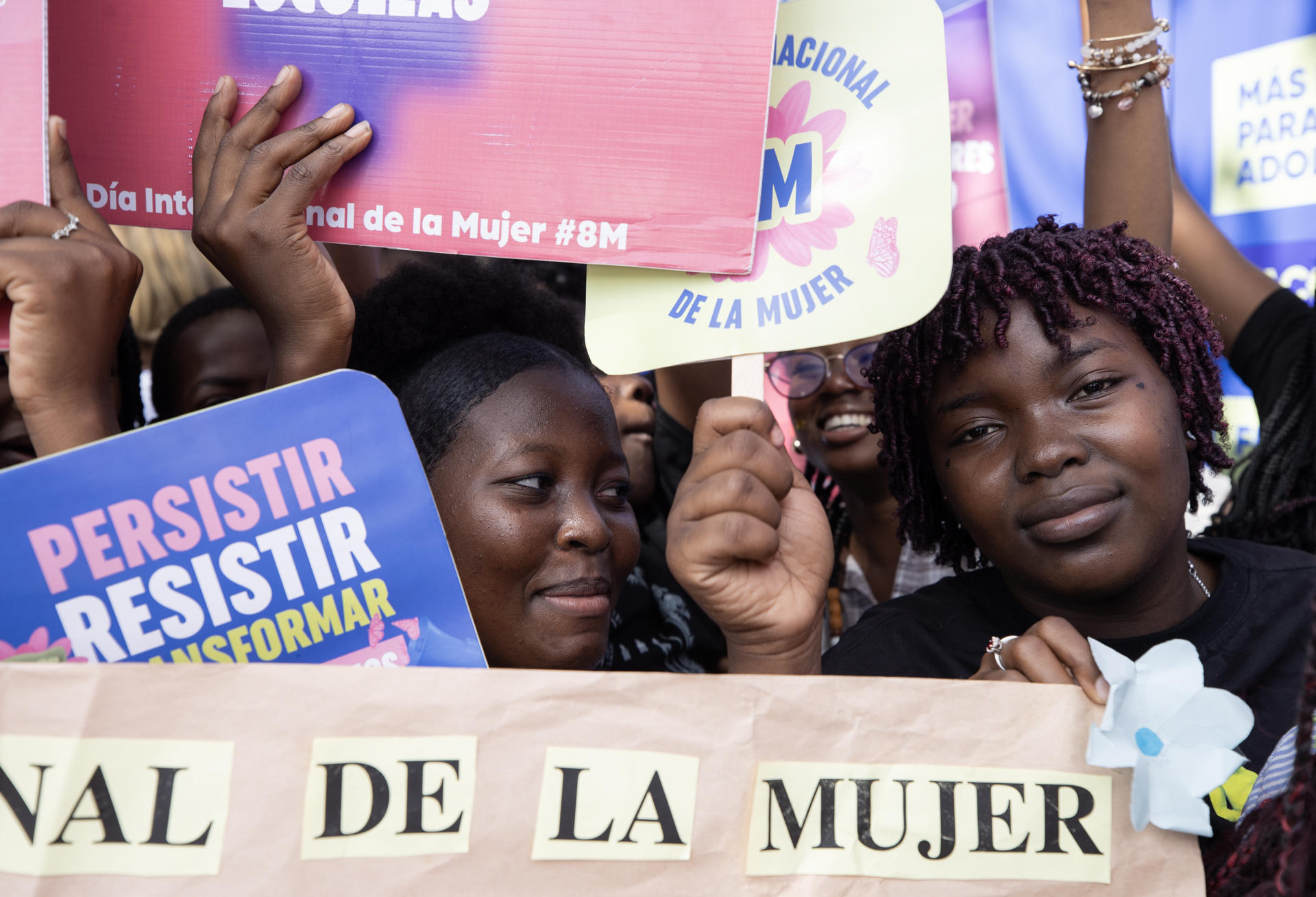 AME7673. SANTO DOMINGO (REPÚBLICA DOMINICANA), 08/03/2025.- Varias mujeres participan en una manifestación este sábado, con motivo del Día Internacional de la Mujer, en el Parque Independencia en Santo Domingo (República Dominicana). EFE/ Orlando Barría