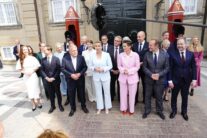COPENHAGEN (Denmark), 03/06/2026.- Danish Prime Minister Mette Frederiksen (C) with cabinet members including Lars Loekke Rasmussen, Pia Olsen Dyhr and Martin Lidegaard, poses after presenting a new government to the king at Amalienborg Castle in Copenhagen, Denmark, 03 June 2026. Denmarks new four-leaf clover government consisting of the Social Democrats, The Socialist People's Party, The Social Liberal Party and the Moderates was introduced to the king. (Dinamarca, Copenhague) EFE/EPA/SEBASTIAN ELIAS UTH DENMARK OUT