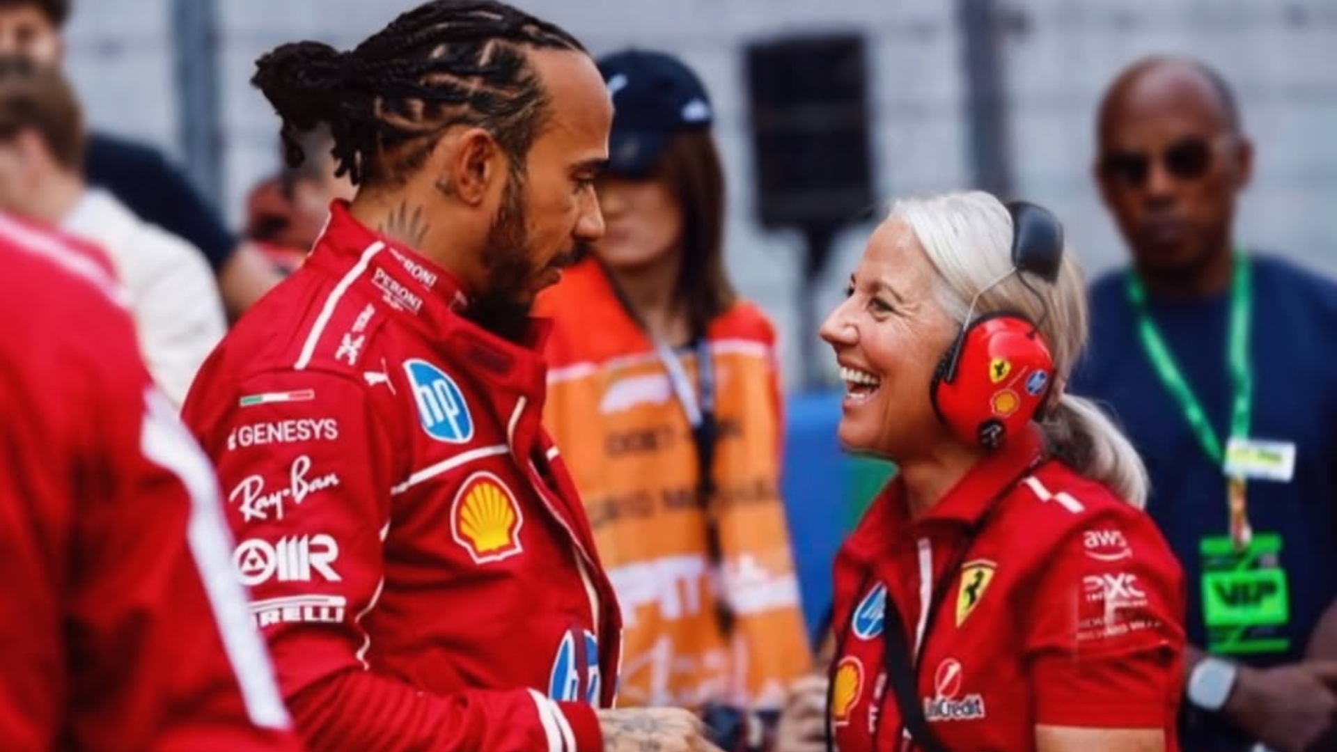 Angela Cullen y Lewis Hamilton antes de la salida de un GP