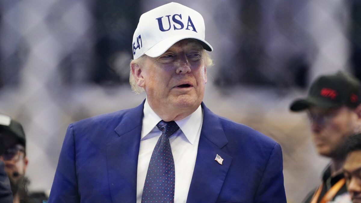 WASHINGTON, DC (United States), 15/06/2026.- US President Donald Trump stands in the octagon after the UFC Freedom 250 event on the South Lawn of the White House in Washington, DC, USA, 15 June 2026. The mixed martial arts bouts are being held as part of President Trump's 80th birthday weekend activities. EFE/EPA/BONNIE CASH / POOL