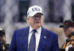 WASHINGTON, DC (United States), 15/06/2026.- US President Donald Trump stands in the octagon after the UFC Freedom 250 event on the South Lawn of the White House in Washington, DC, USA, 15 June 2026. The mixed martial arts bouts are being held as part of President Trump's 80th birthday weekend activities. EFE/EPA/BONNIE CASH / POOL