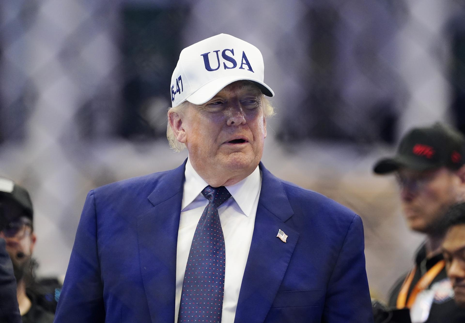 WASHINGTON, DC (United States), 15/06/2026.- US President Donald Trump stands in the octagon after the UFC Freedom 250 event on the South Lawn of the White House in Washington, DC, USA, 15 June 2026. The mixed martial arts bouts are being held as part of President Trump's 80th birthday weekend activities. EFE/EPA/BONNIE CASH / POOL