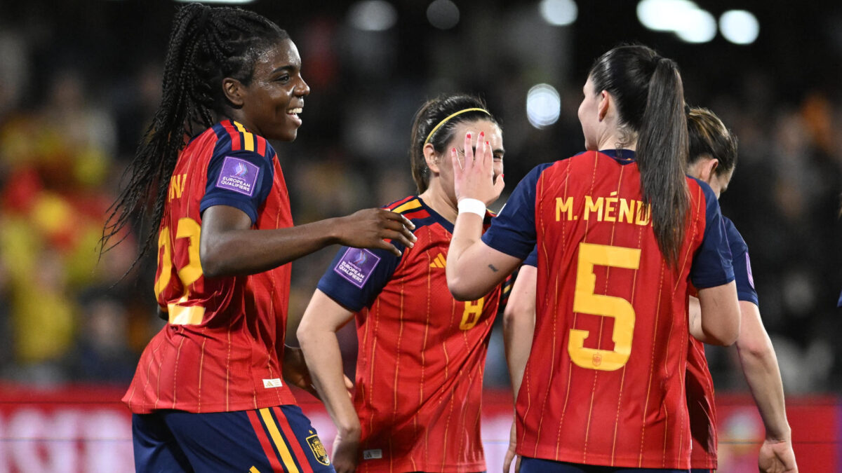 CASTELLÓN DE LA PLANA, 03/03/2026.- La delantera de la selección española Edna Imade (i) celebra tras anotar el 3-0 durante el partido de clasificación del Mundial de Brasil 2027 entre España e Islandia, este martes en el estadio Castalia de Castellón de La Plana.- EFE/ Andreu Esteban
