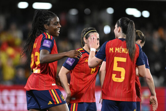 CASTELLÓN DE LA PLANA, 03/03/2026.- La delantera de la selección española Edna Imade (i) celebra tras anotar el 3-0 durante el partido de clasificación del Mundial de Brasil 2027 entre España e Islandia, este martes en el estadio Castalia de Castellón de La Plana.- EFE/ Andreu Esteban