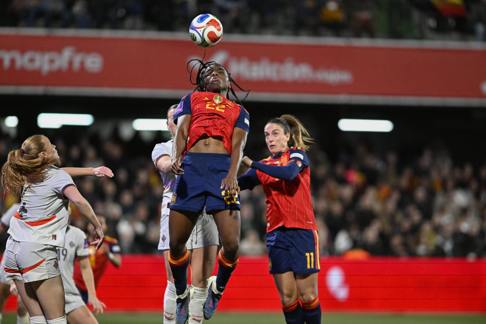 CASTELLÓN DE LA PLANA, 03/03/2026.- La delantera de la selección española Edna Imade (c) realiza un remate durante el partido de clasificación del Mundial de Brasil 2027 entre España e Islandia, este martes en el estadio Castalia de Castellón de La Plana.- EFE/ Andreu Esteban