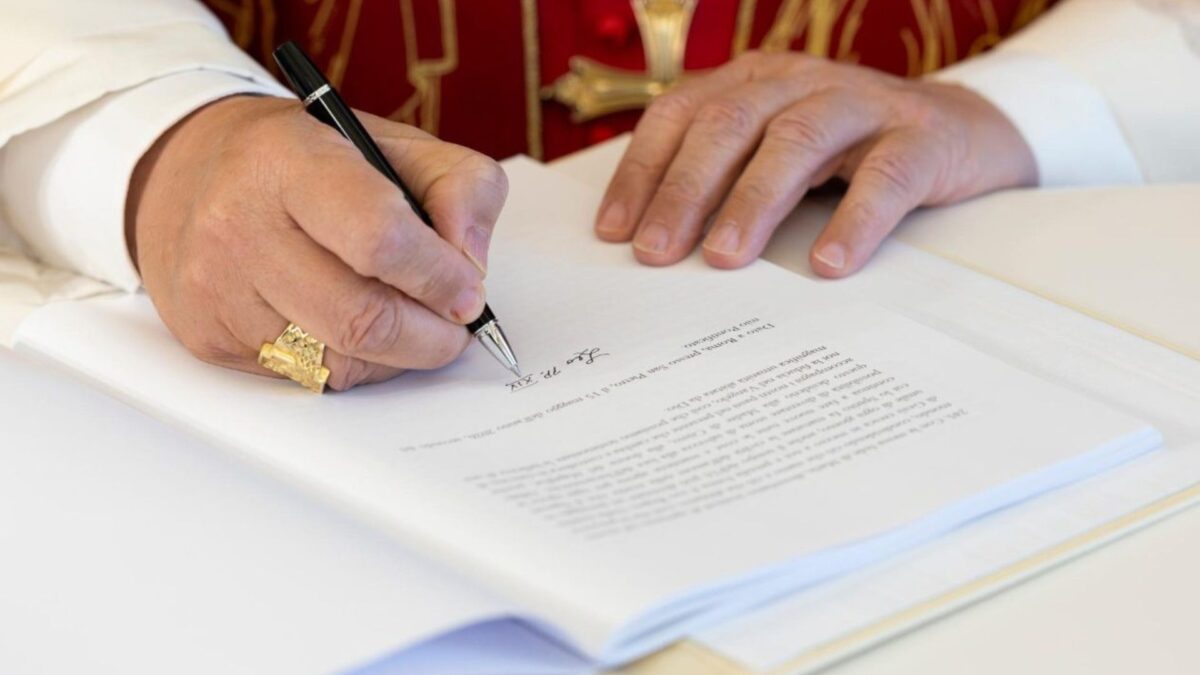 l Papa León XIV en la firma de la Carta Encíclica Magnifica Humanitas, 15 de mayo de 2026.