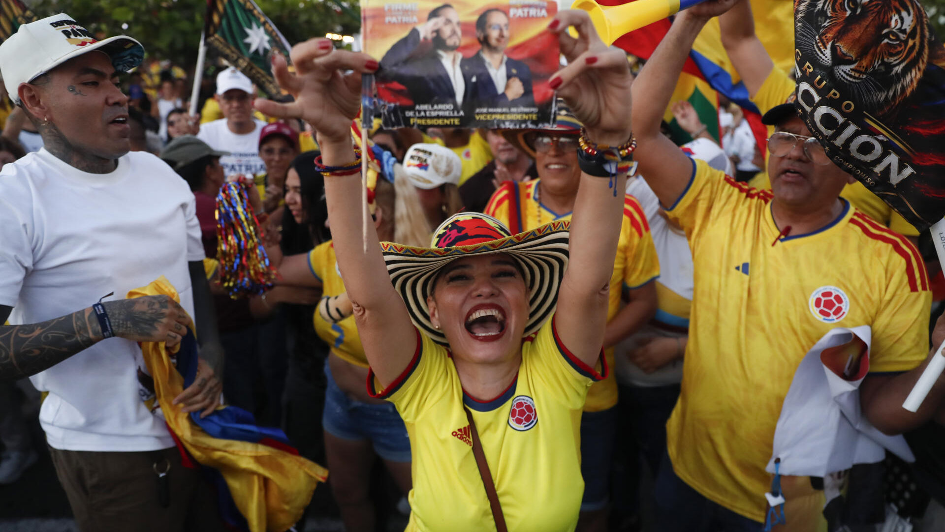 AME7287. BARRANQUILLA (COLOMBIA), 31/05/2026.- Seguidores del candidato presidencial Abelardo de la Espriella, celebran al final de la jornada electoral este domingo en Barranquilla (Colombia). El candidato de ultraderecha Abelardo de la Espriella, del movimiento Defensores de la Patria, y el izquierdista Iván Cepeda, del Pacto Histórico, diputarán en segunda vuelta la Presidencia de Colombia el próximo 21 de junio tras ser los más votados en la primer ronda.EFE/ Ernesto Guzman Jr