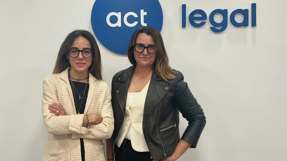 Mª Encarnación Pérez-Pujazón y Cristina de Santiago.