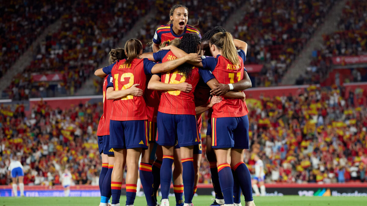 Las jugadoras de la selección española celebrando uno de los goles ante Inglaterra