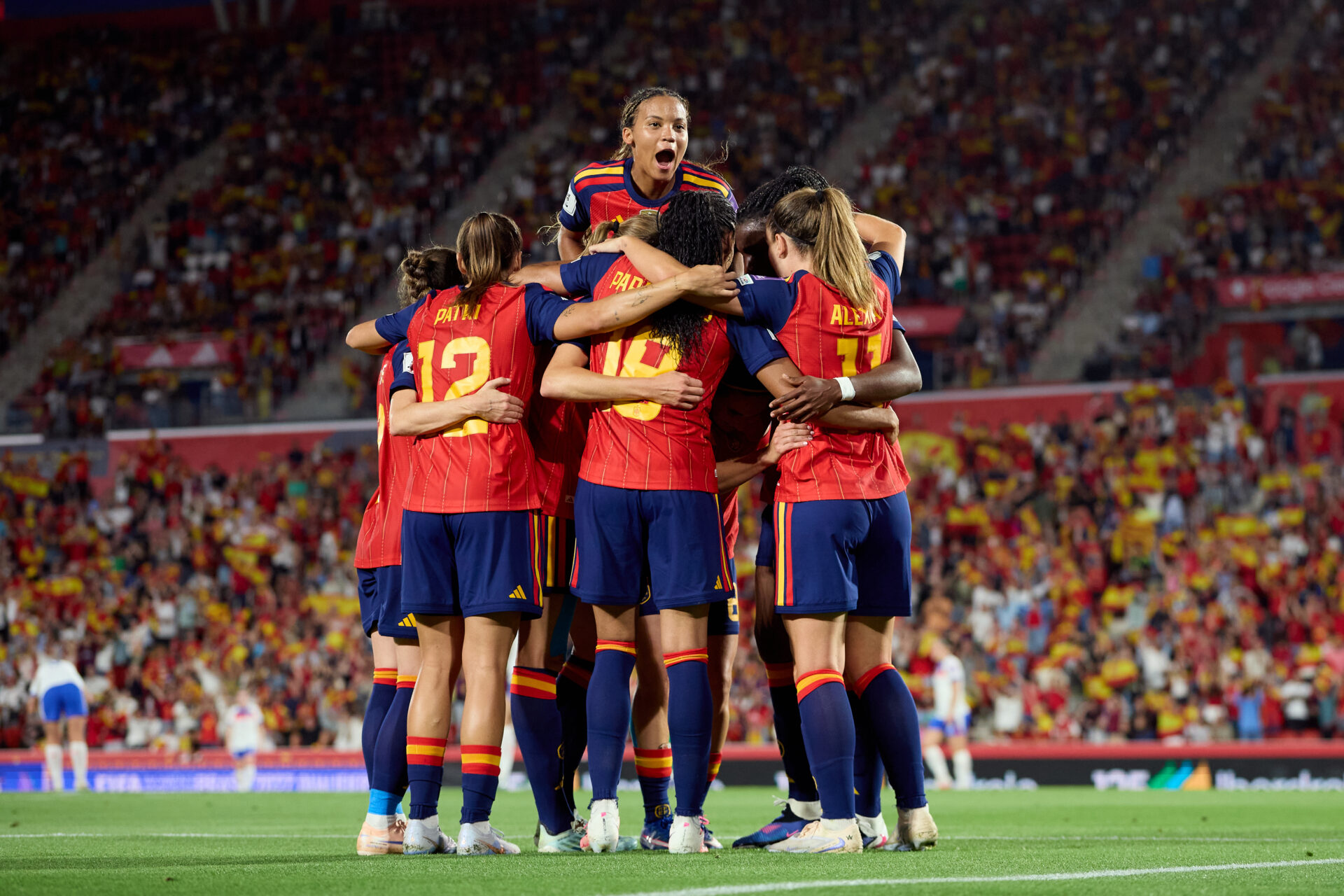 Las jugadoras de la selección española celebrando uno de los goles ante Inglaterra