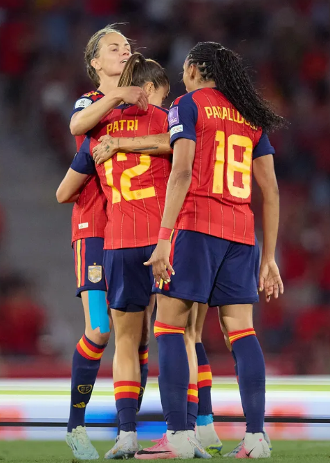 Las jugadoras de la selección española celebrando uno de los goles ante Inglaterra
