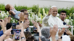MADRID, 08/06/2026.- El papa León XIV durante un encuentro con la comunidad diocesana este lunes, en el estadio Santiago Bernabéu de Madrid. EFE/ Ballesteros