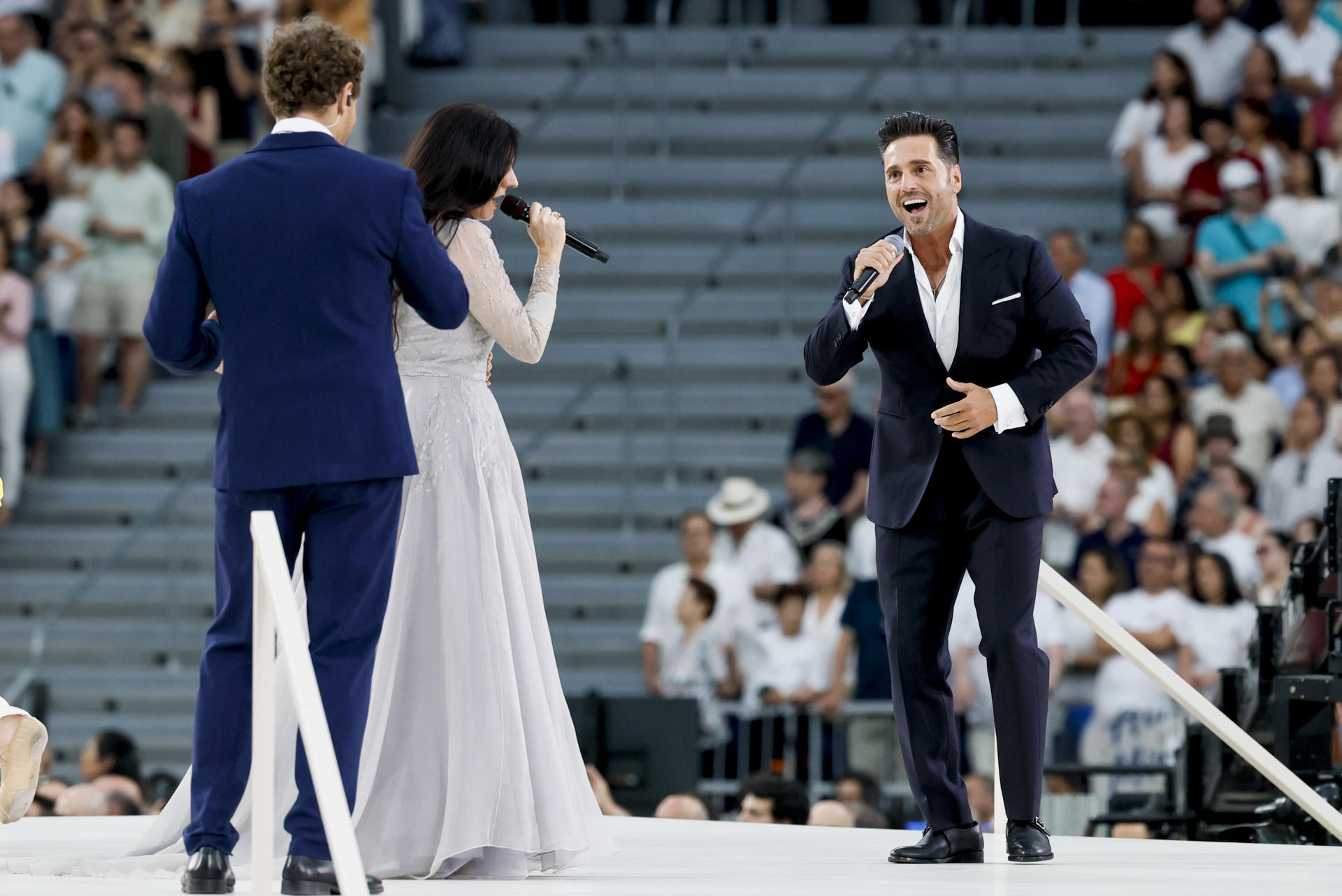 MADRID, 08/06/2026.- Los artistas David Bustamante, Daniel Diges y Diana Navarro reciben al papa León XIV durante el encuentro con la comunidad diocesana este lunes, en el estadio Santiago Bernabéu de Madrid. EFE/ Ballesteros