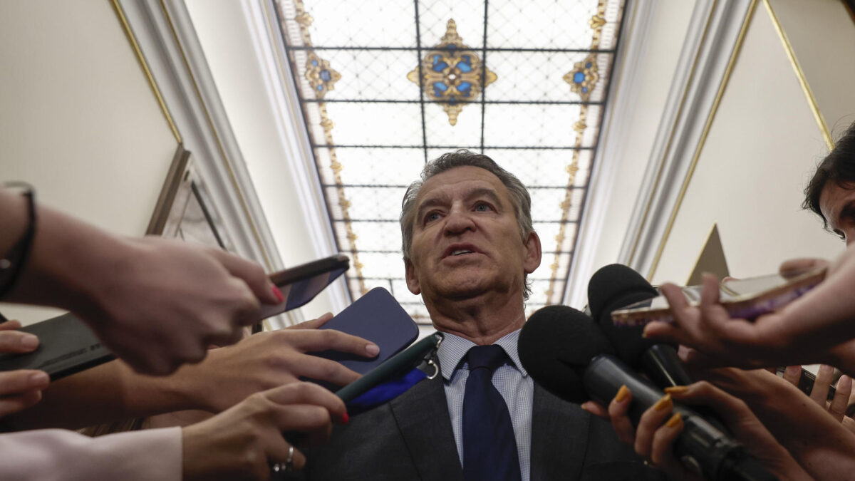 MADRID, 25/06/2026.- El líder del PP, Alberto Núñez Feijóo, atiende a la prensa en los pasillos del Congreso que este jueves celebra el último pleno ordinario del período de sesiones. EFE/ Sergio Pérez