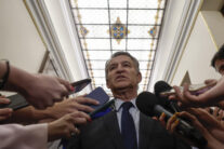 MADRID, 25/06/2026.- El líder del PP, Alberto Núñez Feijóo, atiende a la prensa en los pasillos del Congreso que este jueves celebra el último pleno ordinario del período de sesiones. EFE/ Sergio Pérez