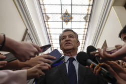 MADRID, 25/06/2026.- El líder del PP, Alberto Núñez Feijóo, atiende a la prensa en los pasillos del Congreso que este jueves celebra el último pleno ordinario del período de sesiones. EFE/ Sergio Pérez