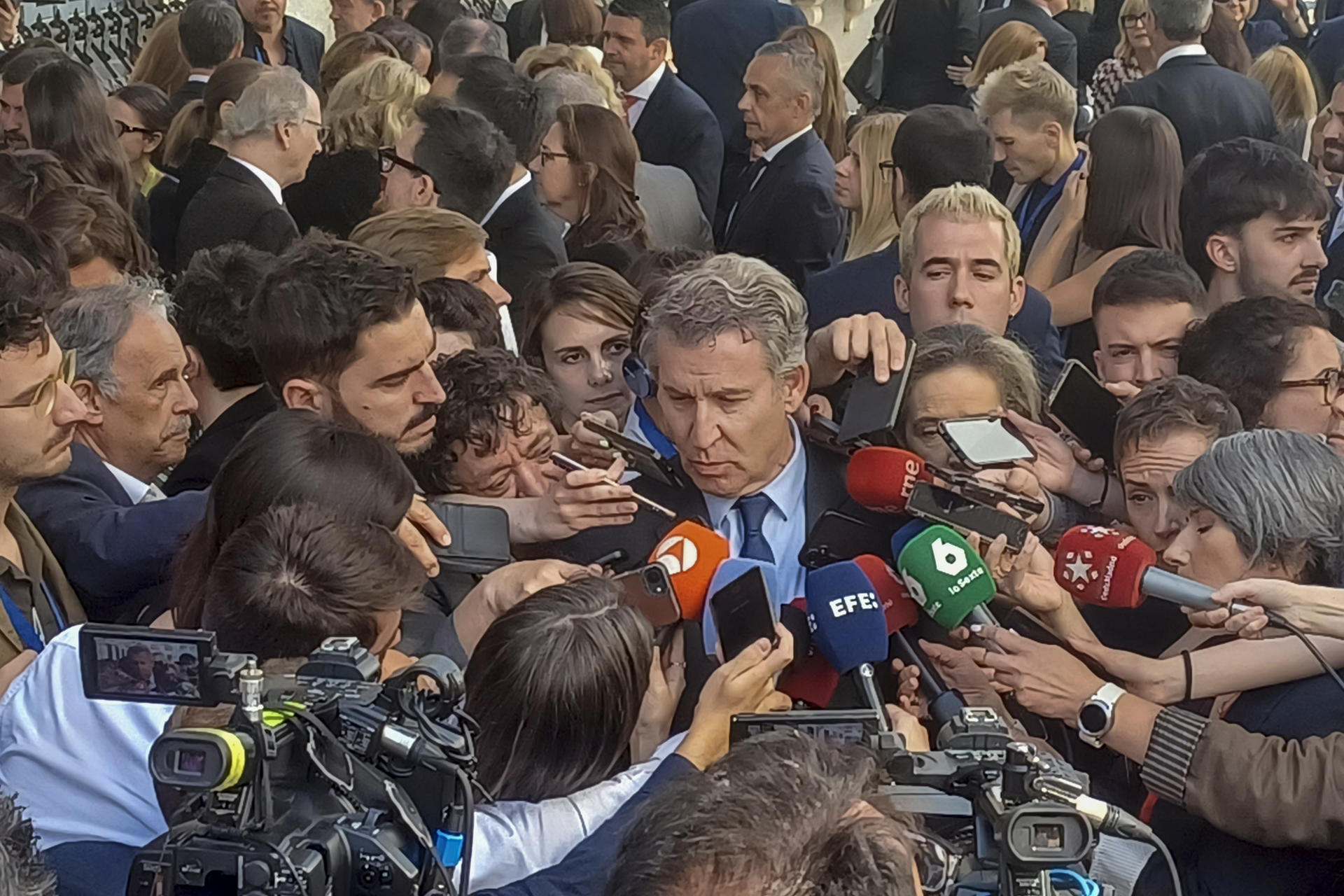 MADRID (ESPAÑA), 08/06/2026.- El presidente del PP, Alberto Núñez Feijóo atiende a los medios a las puertas del Congreso tras asistir este lunes al discurso que el papa León XIV ha pronunciado en las Cortes durante su visita a España. EFE/Belén Gil