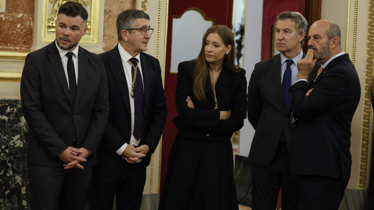 MADRID (ESPAÑA), 08/06/2026.- El presidente del Senado, Pedro Rollán (d), junto al líder del PP, Alberto Núñez Feijóo (2d), la portavoz popular Ester Muñoz (c), y los portavoces parlamentarios del PSOE, Patxi López (2i), y de ERC, Gabriel Rufián (i), a su llegada al Congreso de los diputados donde el papa León XIV pronuncia este lunes un esperado e histórico discurso en las Cortes durante su visita a España. EFE/Ballesteros POOL