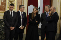 MADRID (ESPAÑA), 08/06/2026.- El presidente del Senado, Pedro Rollán (d), junto al líder del PP, Alberto Núñez Feijóo (2d), la portavoz popular Ester Muñoz (c), y los portavoces parlamentarios del PSOE, Patxi López (2i), y de ERC, Gabriel Rufián (i), a su llegada al Congreso de los diputados donde el papa León XIV pronuncia este lunes un esperado e histórico discurso en las Cortes durante su visita a España. EFE/Ballesteros POOL