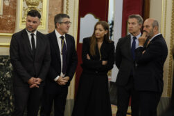 MADRID (ESPAÑA), 08/06/2026.- El presidente del Senado, Pedro Rollán (d), junto al líder del PP, Alberto Núñez Feijóo (2d), la portavoz popular Ester Muñoz (c), y los portavoces parlamentarios del PSOE, Patxi López (2i), y de ERC, Gabriel Rufián (i), a su llegada al Congreso de los diputados donde el papa León XIV pronuncia este lunes un esperado e histórico discurso en las Cortes durante su visita a España. EFE/Ballesteros POOL