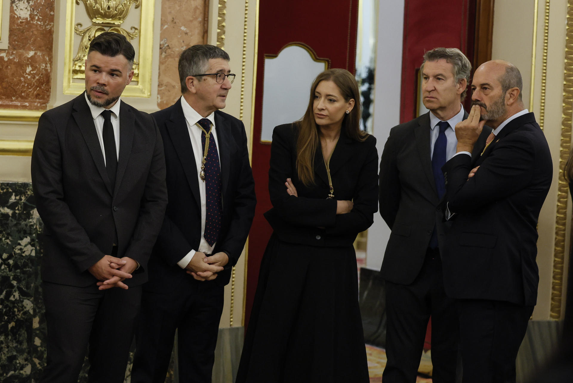 MADRID (ESPAÑA), 08/06/2026.- El presidente del Senado, Pedro Rollán (d), junto al líder del PP, Alberto Núñez Feijóo (2d), la portavoz popular Ester Muñoz (c), y los portavoces parlamentarios del PSOE, Patxi López (2i), y de ERC, Gabriel Rufián (i), a su llegada al Congreso de los diputados donde el papa León XIV pronuncia este lunes un esperado e histórico discurso en las Cortes durante su visita a España. EFE/Ballesteros POOL