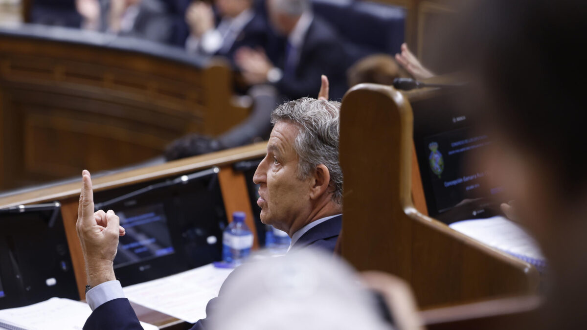 MADRID, 17/06/2026.- El líder del partido, Alberto Núñez Feijóo (c), hace señas a la presidenta del Congreso, Francina Armengol (no aparece), durante el pleno del Congreso, este miércoles. EFE/ Javier Lizón