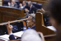 MADRID, 17/06/2026.- El líder del partido, Alberto Núñez Feijóo (c), hace señas a la presidenta del Congreso, Francina Armengol (no aparece), durante el pleno del Congreso, este miércoles. EFE/ Javier Lizón