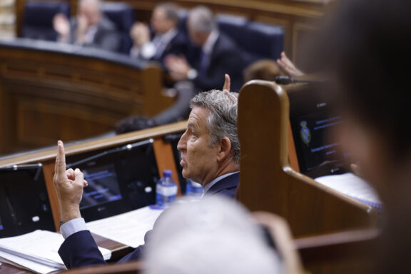 MADRID, 17/06/2026.- El líder del partido, Alberto Núñez Feijóo (c), hace señas a la presidenta del Congreso, Francina Armengol (no aparece), durante el pleno del Congreso, este miércoles. EFE/ Javier Lizón