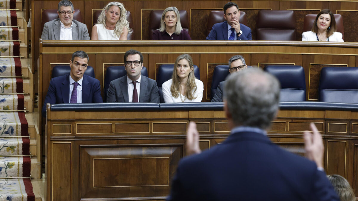 - El presidente del Gobierno, Pedro Sánchez escucha la intervención del líder del PP, Alberto Núñez Feijóo