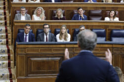 - El presidente del Gobierno, Pedro Sánchez escucha la intervención del líder del PP, Alberto Núñez Feijóo