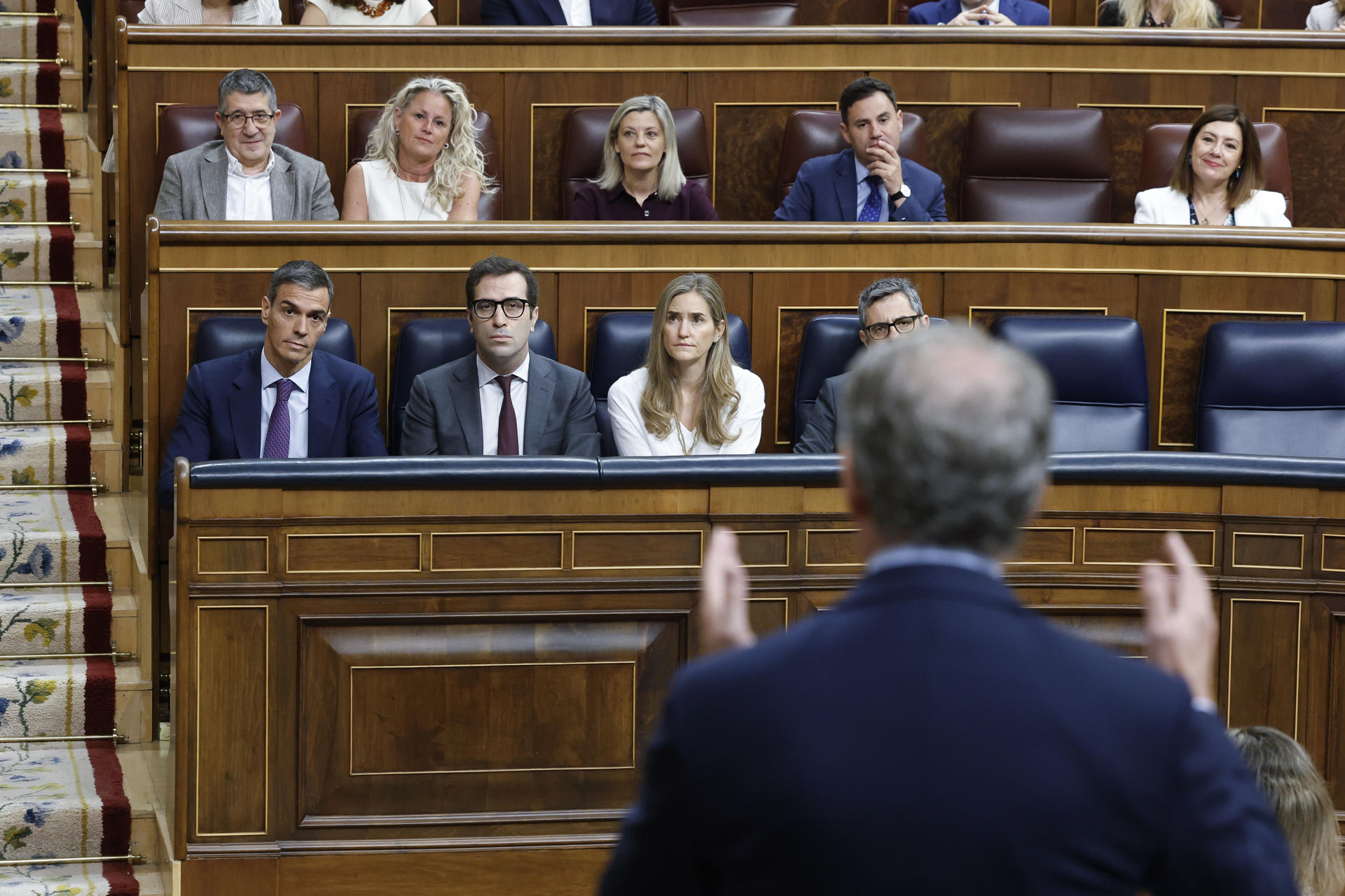 MADRID, 10/06/2026.- El presidente del Gobierno, Pedro Sánchez (i), escucha la intervención del líder del PP, Alberto Núñez Feijóo (d, delante), durante la sesión de control al Gobierno, este miércoles en el Congreso. EFE/Chema Moya