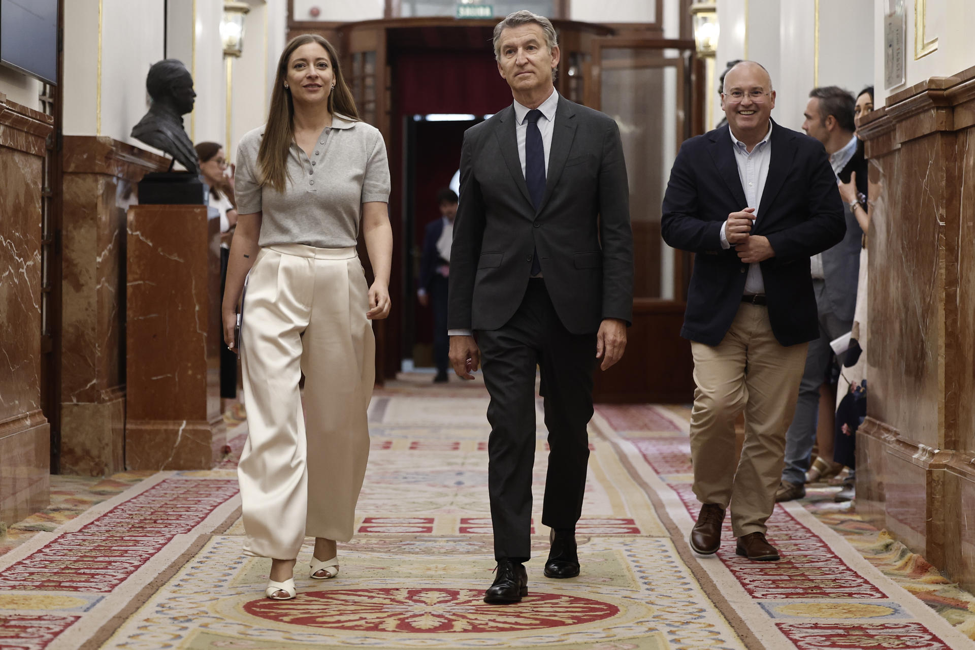 MADRID, 25/06/2026.- El líder del PP, Alberto Núñez Feijóo, junto a la portavoz Ester Muñoz y el secretario general, Miguel Tellado (d) en los pasillos del Congreso que este jueves celebra el último pleno ordinario del período de sesiones. EFE/ Sergio Pérez