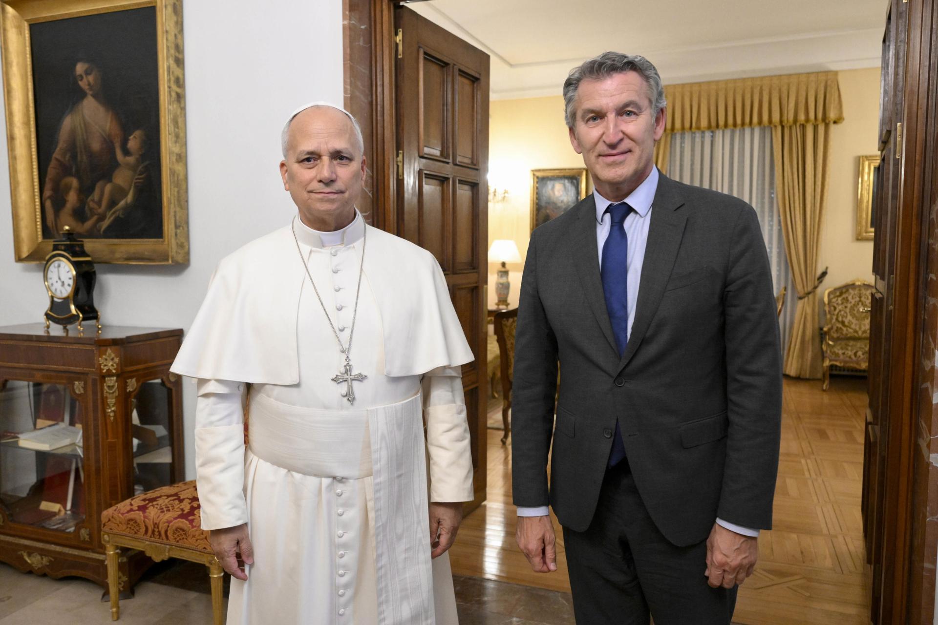 VATICAN CITY (Vatican City State (Holy See)), 08/06/2026.- A handout picture provided by the Vatican Media shows Pope Leo XIV meeting with People's Party (PP) leader, Alberto Nunez Feijoo, in Madrid, Spain, 08 June 2026. (Papa, España) EFE/EPA/VATICAN MEDIA HANDOUT HANDOUT EDITORIAL USE ONLY/NO SALES