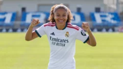 Felicia Schröder posa con la camiseta del Real Madrid