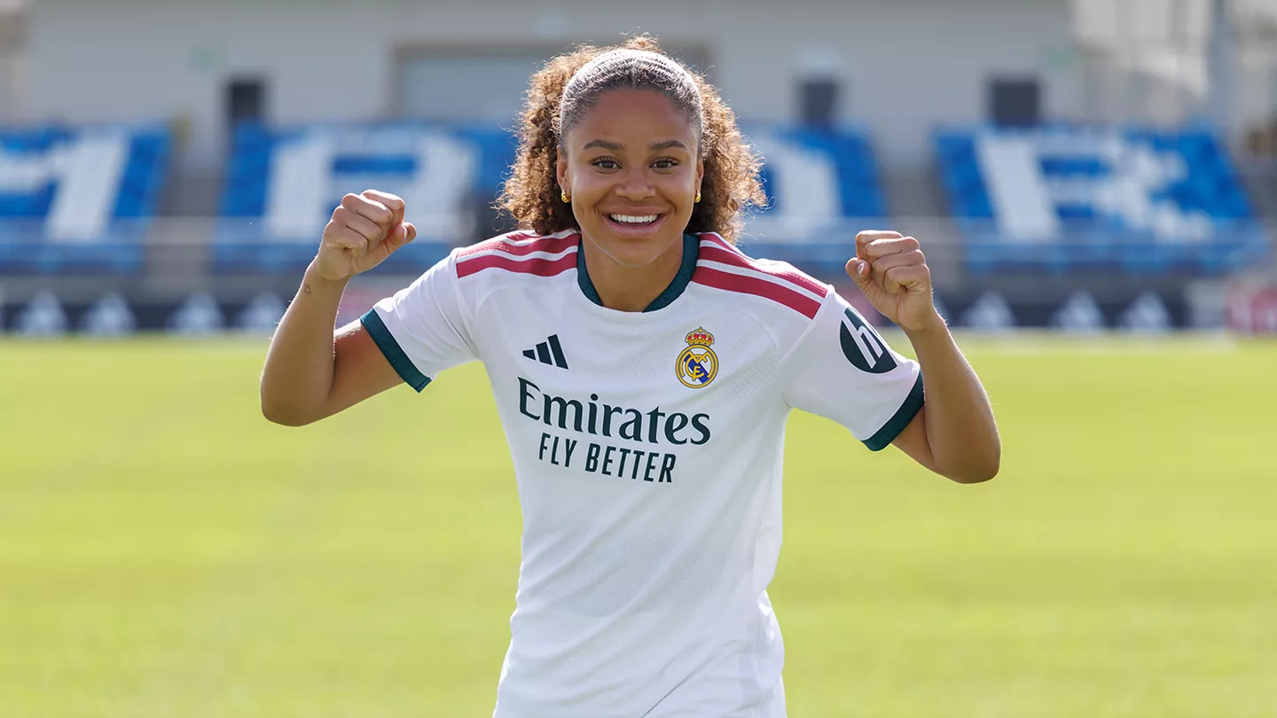 Felicia Schröder posa con la camiseta del Real Madrid