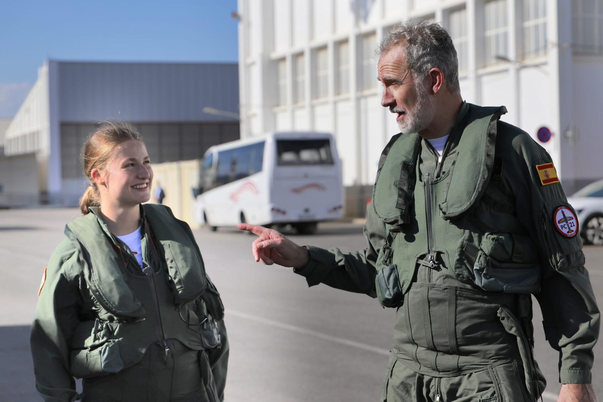 Felipe VI y la Princesa conversan después del vuelo