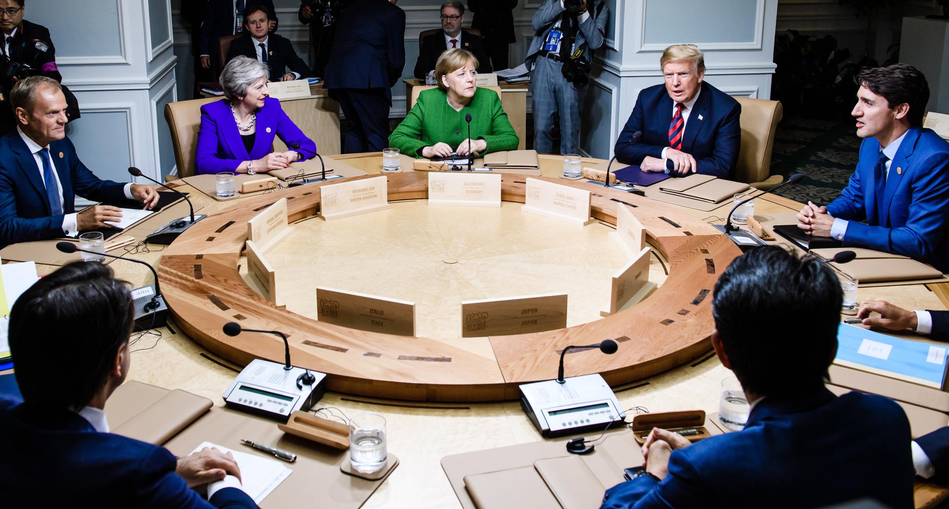 Charlevoix (Canada), 08/06/2018.- Italian Prime Minister Giuseppe Conte (front-L), Japanese Prime Minister Shinzo Abe (front-R) and (back-L-R) European Council President Donald Tusk, Britain's Prime Minister Theresa May, German Chancellor Angela Merkel, US President Donald J. Trump and Canadian Prime Minister Justin Trudeau participate in the second working session on 'economic growth and the future of work' the G7 Summit in Charlevoix in Canada 08 June 2018. The G7 Summit runs from 8 to 9 June in Charlevoix, Canada. (Japón) EFE/EPA/CLEMENS BILAN