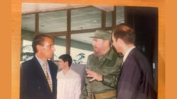 Gabriel Cánaves, director de la División Cuba, junto a Fidel Castro.