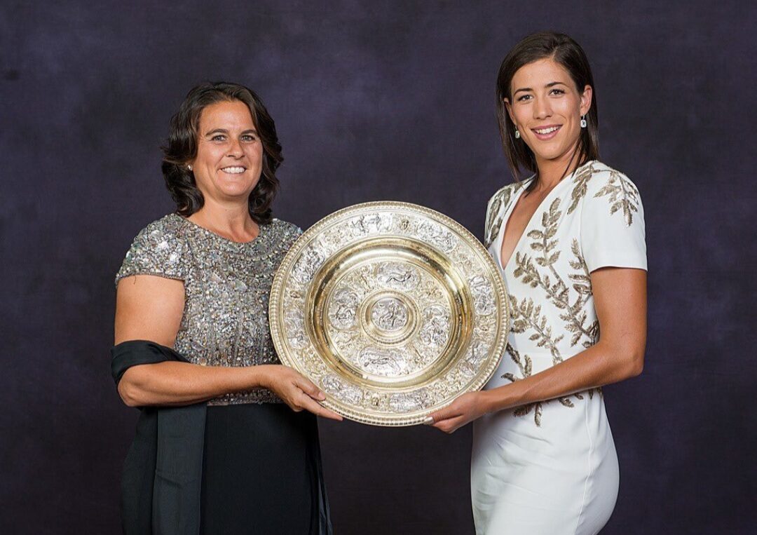 Conchita y Garbiñe Muguruza junto al trofeo de Wimbledon conquistado en 2017